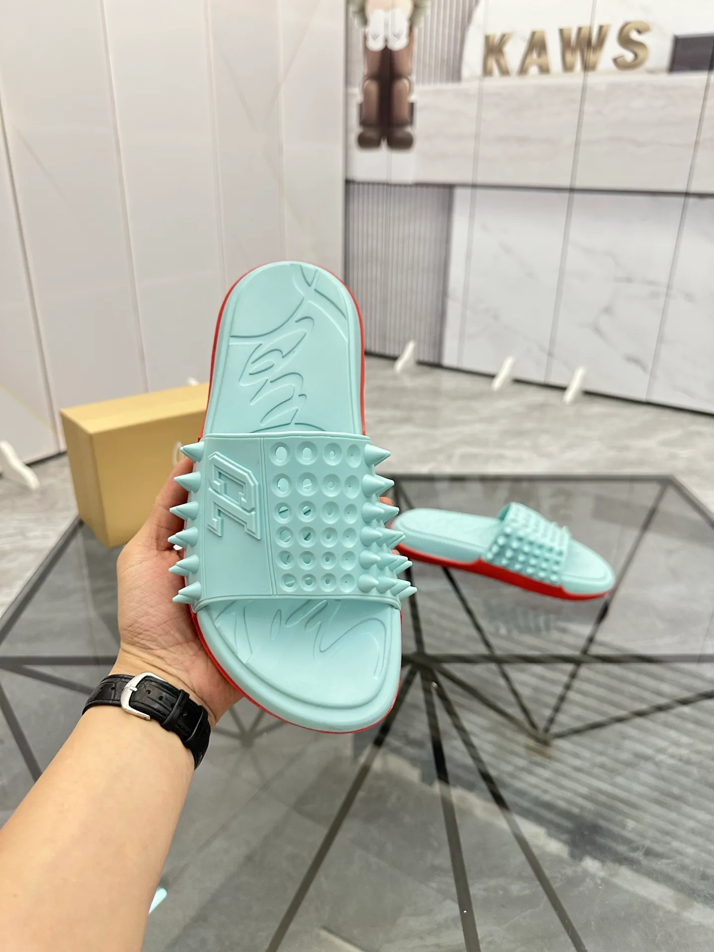Men's shoes: 💰P300¥ Product trademark: CL red-soled shoes* "CL*" slippers Regular size: 38-44 (men's 45.46 can be customized) Product materials: imported cowhide upper, professional 5D craftsmanship, high-end rivets, sheepskin lining, original outsole. Number: 789